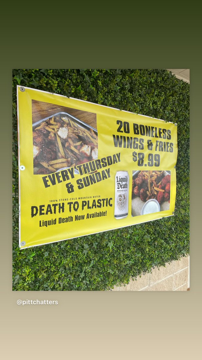 ChattersLife's tweet image. Hellooooooooooo buddy #wings #ChiefsKingdom &amp;amp; #chatterslife 1/2 price #pizza after 3pm. All going down in the ❤️ of 🦍 district 😉