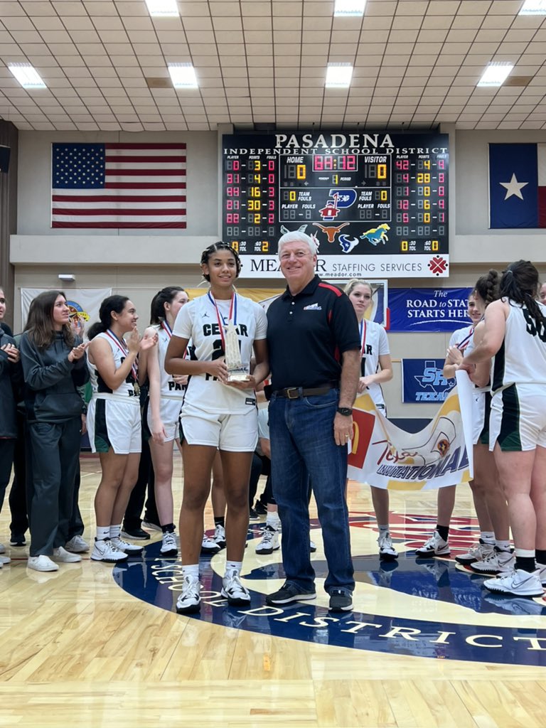 danimaul4's tweet photo. McDonald's Invitational Gold Division Champions ✅
McDonald's Invitational MVP ✅
Broke the record for most made FT's in a single game 22/26 ✅ 
Proud of all the girls and the coaches for all their hard work! They exemplify the true meaning of TEAM! 🐺💚🏀🏆🥇 https://t.co/6UG7Q1Wdls