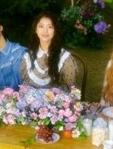 shee looks like that main character on a princess drama, i mean damn just look at that beauty