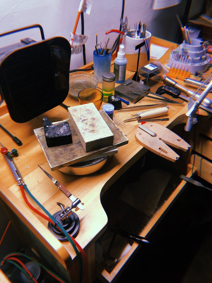 alloydjewelry's tweet photo. A goldsmith’s studio. https://t.co/CClGSUnTVl