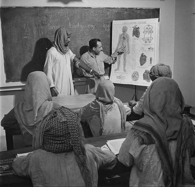 Claviclesa's tweet photo. محاضرة اناتومي في أرامكو بالسعودية 1969م

 كانت المحاضرة وقتها عن الدورة الدموية ♥️ https://t.co/MvX2OjSabX