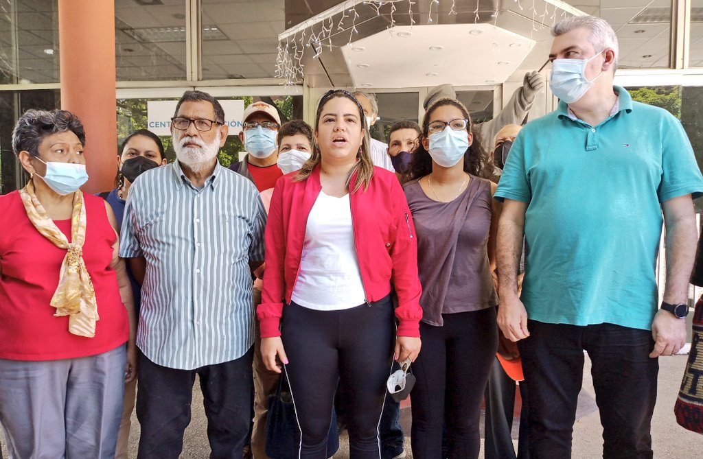 #21Nov 📸| #MEGAELECCION2021 

📢 La candidata a concejal en el voto lista por el PCV / APR en el municipio Libertador ofrece declaraciones a la prensa desde la sede #UBV Los Chaguaramos en Caracas. 

#MegaElecciones2021 🔴