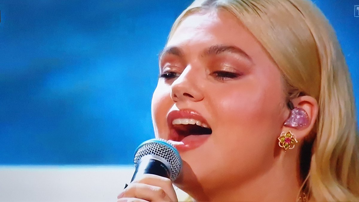 joel_conan's tweet photo. Un véritable duo @louane &amp; Florian,  une complicité musicale qui bonifie cette interprétation de haut niveau pleine d'émotions #aimeramort #NMA2021 😘 https://t.co/HYxVH27Ku9