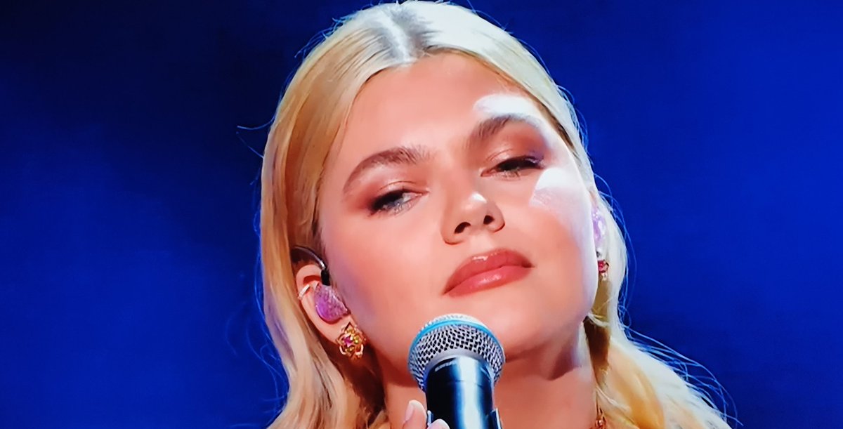 joel_conan's tweet photo. Un véritable duo @louane &amp; Florian,  une complicité musicale qui bonifie cette interprétation de haut niveau pleine d'émotions #aimeramort #NMA2021 😘 https://t.co/HYxVH27Ku9