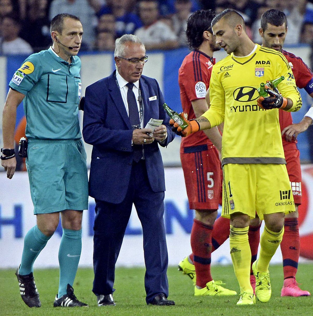 71Lyonnais's tweet photo. Je cautionne pas ce qu'il c'est passé ce soir mais on a connu bien pire à marseille et pourtant on a joué le match nous. #OLOM https://t.co/sQepHlqWwW