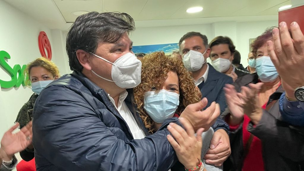 🌹PRIMARIAS
 
👉<a href="/MARIAEUGENIAL/">MARIA EUGENIA LIMÓN</a> gana las primarias a la Secretaría General del #PSOEdeHuelva con un 52% de los votos

📷Con <a href="/GabrielCruzSt/">Gabriel Cruz</a> a la llegada a la sede provincial de #Huelva
