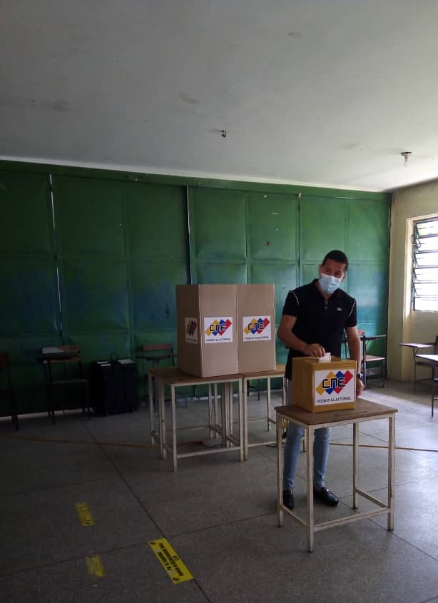 DespliPopular21's tweet photo. Candidato a la Alcaldía de San Diego Marcos Campos @marcoscamposf_  ejerciendo su derecho al voto en la Unidad Educativa Hipólito Cisneros #Reporta Mariana Agrella de @961fmsda #DesplieguePopular2021 #Carabobo #MegaElecciones2021 #ElPuebloDecide https://t.co/U8Fn9b8vxD