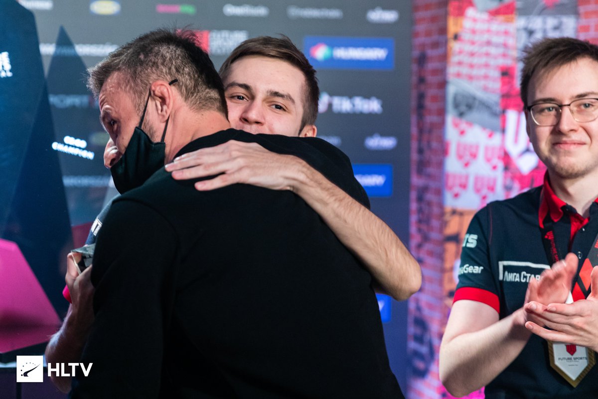 HLTVorg's tweet photo. Look who came by to congratulate Gambit!
@paszaBiceps 

#V4FSF https://t.co/oRj12ZCeIM