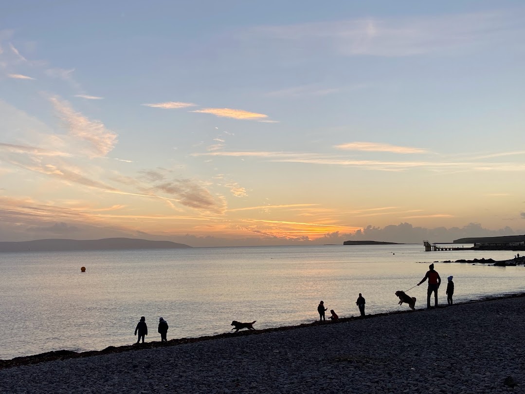It is said that every sunset one watches lengthens one's life. Well Salthill, looks like I just might make 100!
#Salthill #Galway #Sunset #WildAtlanticWay #Silhouettes #Twilight 
Photos; Brian Nolan 
<a href="/villagesalthill/">The Village Salthill</a> <a href="/BlackrockGalway/">Blackrock Galway</a> <a href="/shotbythesea/">ShotByTheSea #ShortFilm #Festival</a> <a href="/AimsirTG4/">Aimsir TG4 ⚡</a> <a href="/deric_tv/">Deric</a>