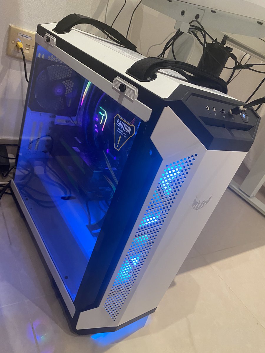 gigigorlova's tweet image. Introducing my new baby. I9 18core, 256gb Ram, 48gb gpu, 12TB storage. Thank you everyone without you all this beautiful boy wouldn’t have been possible to build 🙏🏻