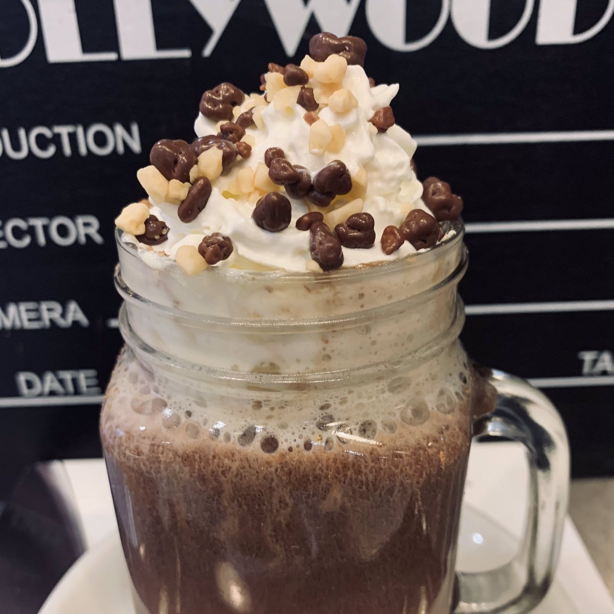 Movie_Mug_'s tweet photo. Luxury Candy Cane Mint Hot Chocolate #Christmas https://t.co/P1OlnnoEhk
