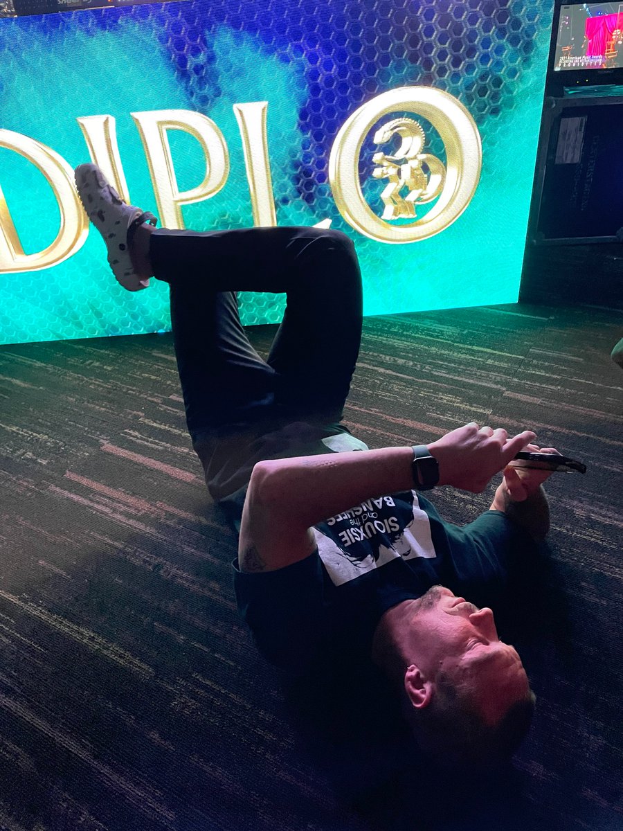 RT @AMAs: .@diplo is all of us live-tweeting the #AMAs tonight #DiploAMAs https://t.co/iWd8BNkfzv