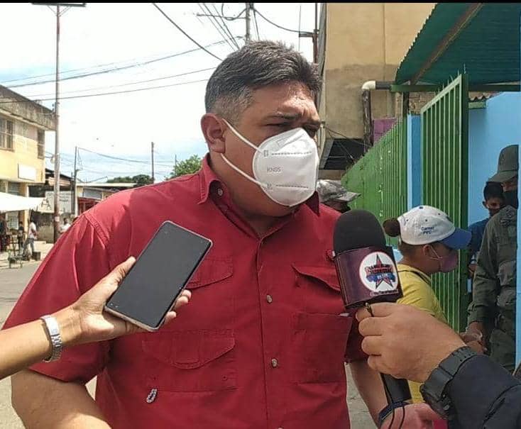 DespliPopular21's tweet photo. Alcalde Miguel Burgos @miguel10burgos ejerció su derecho al voto en el Centro Electoral Anexo Guaparo #Reporta  Daniela Cano de @Tacariguas997FM #DesplieguePopular2021 #MegaElecciones2021 #ElPuebloDecide https://t.co/xQjjCyECvw