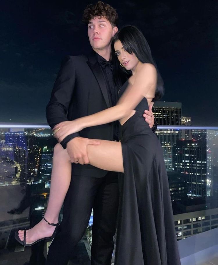 Tú: una diosa 
Yo: existo.