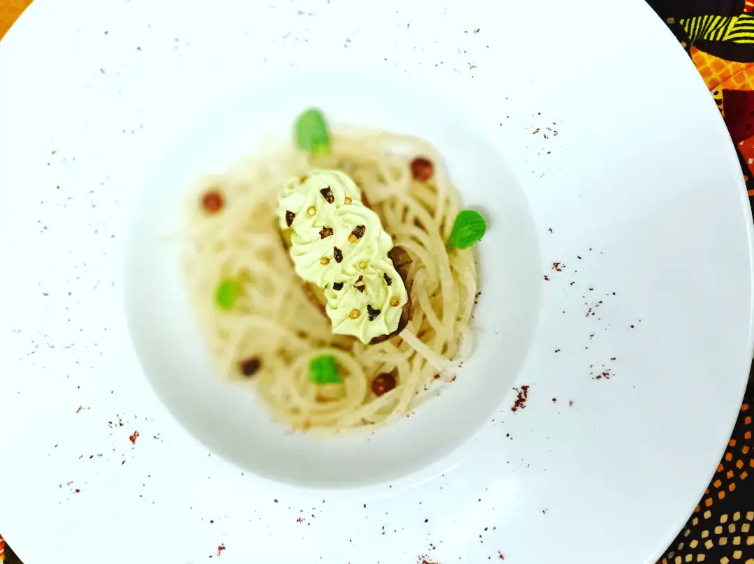 CuisineAfropeen's tweet photo. 🥑 Safou farci à la crème d'avocat sur un lit de julienne de Chikwangue🥑
#Tours
#241🇬🇦 #tours37🇨🇵
#afrofood #afrocooking #cuisinedecheznous #safou #atanga #chikwangue #avocat https://t.co/z3GaSlvhcy