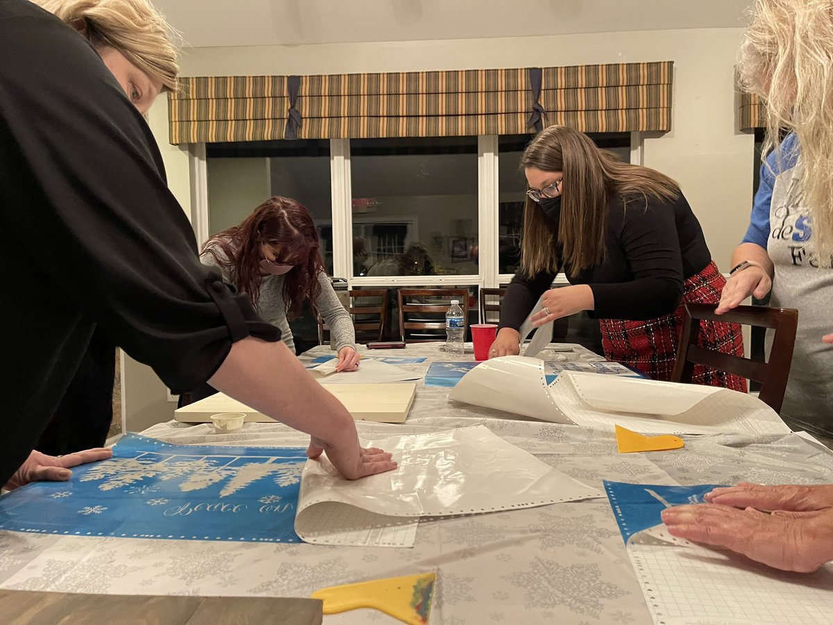 MeggieBiesenth1's tweet photo. My heart is so full after our wonderful Wine &amp; Sign on Thursday night.  I'm grateful to my friends who came out for an evening of crafting &amp; fellowship.  I love my sign &amp; each one you created!
Anyone up for a repeat in the spring!? https://t.co/ls9fkUJmj1