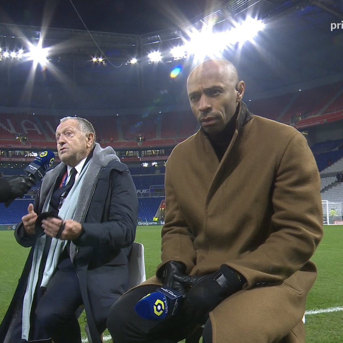 ActuFoot_'s tweet photo. Thierry Henry pendant la prise de parole d’Aulas. 😅 https://t.co/FMkONGJEDL