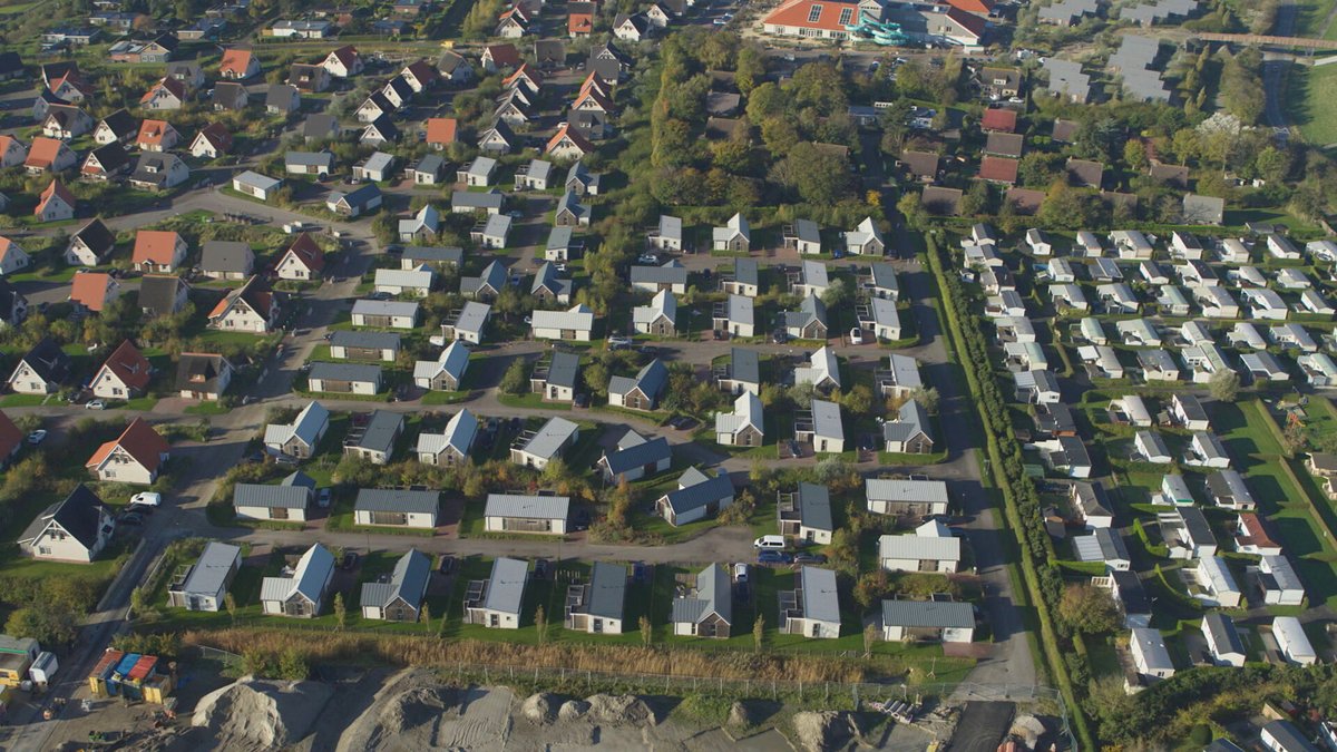 pointer_kroncrv's tweet photo. We zijn begonnen! Hoe kan
het dat #campings verdwijnen en de kust steeds voller wordt met vakantiehuizen? Ondanks afspraken om daar niet meer te bouwen. Kijk nu naar #Pointer op @NPO2 https://t.co/mh3mNfFmPw