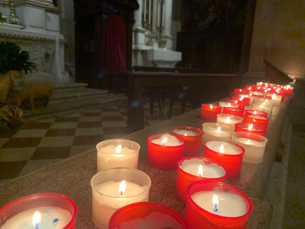 GiovanniLesa's tweet photo. Ogni candela un/a giovane, che ha illuminato le vie di un'umida Udine con una luce che non si spegne.

Oggi così, insieme, versione giemmeggì.

#Alzati #GMG #Giovani #Udine
@pgudine @PG_Italia @Pontifex_it https://t.co/6WfZmYONgm