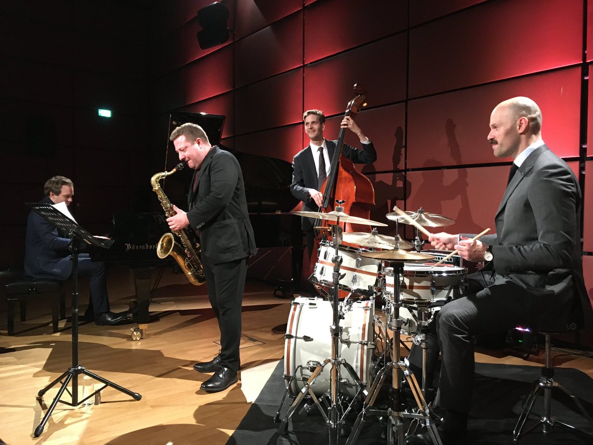 BotschafterDK's tweet photo. Klassischen #Jazzdk mit modernem Twist lieferten heute abend @SnorreKirk mit Anders Fjeldsted und Magnus Hjort feat. Steven Riley in den #nordischebotschaften 🎷🥁🎵🎶 https://t.co/TOOhHmYOUS