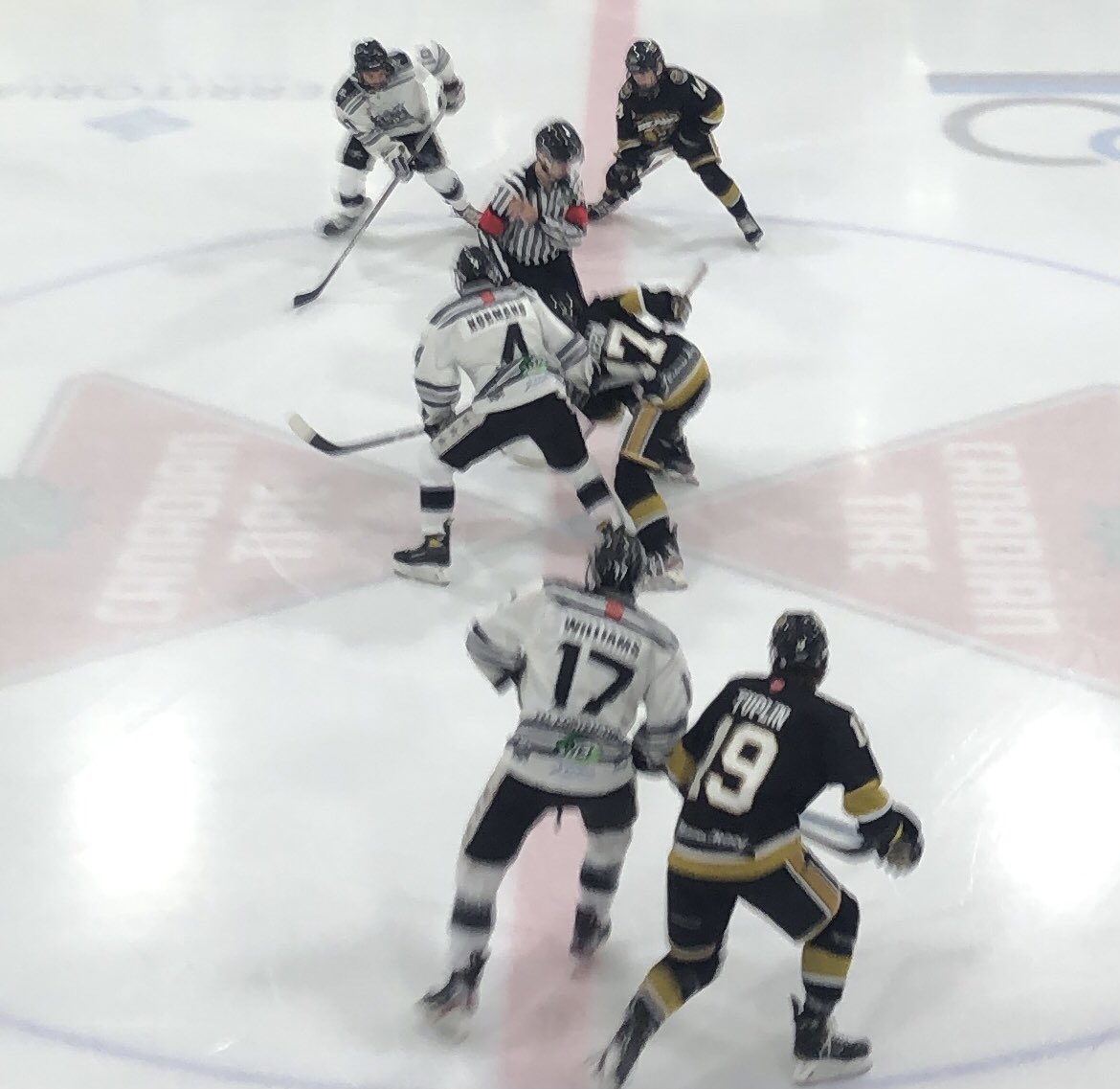 AAAStarsHockey's tweet photo. Gutsy win at home as the Stars were severely shorthanded with just 12 skaters in the lineup.  Nice job boys 👍 4pt weekend! https://t.co/EBWyhcNESI