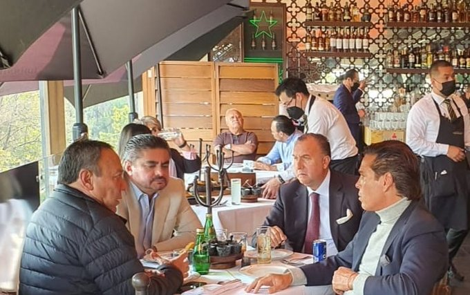SerpientesE's tweet photo. #CirculaEnRedes | 🚨 El actor y abogado Roberto Palazuelos fue visto comiendo en restaurante de la Ciudad de México junto al dirigente del PRD Jesús Zambrano y el coordinador del partido en la Cámara de Diputados, Luis Cházaro. 

¿Habrá campaña electoral para el diamante negro? https://t.co/NwiT6g66dT
