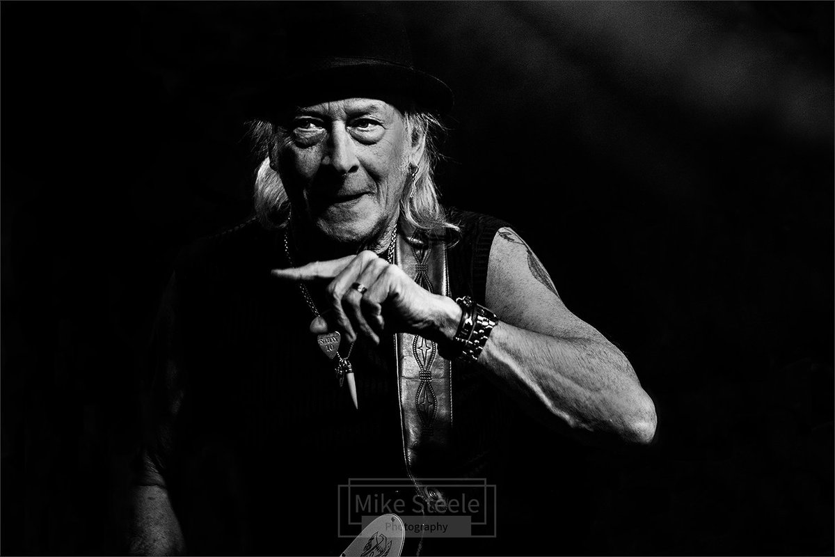 msteele_images's tweet photo. Del Bromham of Stray. In pre-pandemic days.
#delbromham #stray #rock #blues #bluesrock #gigphotography #blackandwhitephotography #nikond4 https://t.co/src0BVauiI