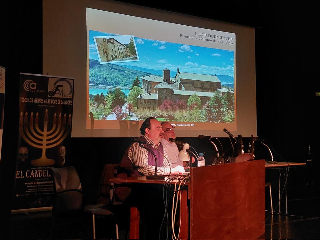 elcandelabro968's tweet photo. 🎤 José Fernando Caballero: "Hay que conocer la leyenda de los durmientes, que es el sueño de 300 años del abad Virila, el sueño de San Ero de Armenteira o los de la ciudad jónica de Éfeso" #IVJornadasElCandelabro #JornadasMisterioyCienciasdeFrontera https://t.co/YJPYdbBT8E