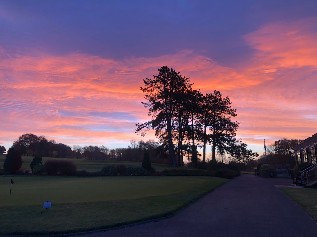cotswoldhillsgc's tweet photo. @cotswoldhillsgc looks so beautiful on a fresh winters morning 🍂☀️
Thanks to the greens staff for taking these stunning pictures this week 🌅
#chgc #sunrise #wintergolf https://t.co/8jP01zDaWR