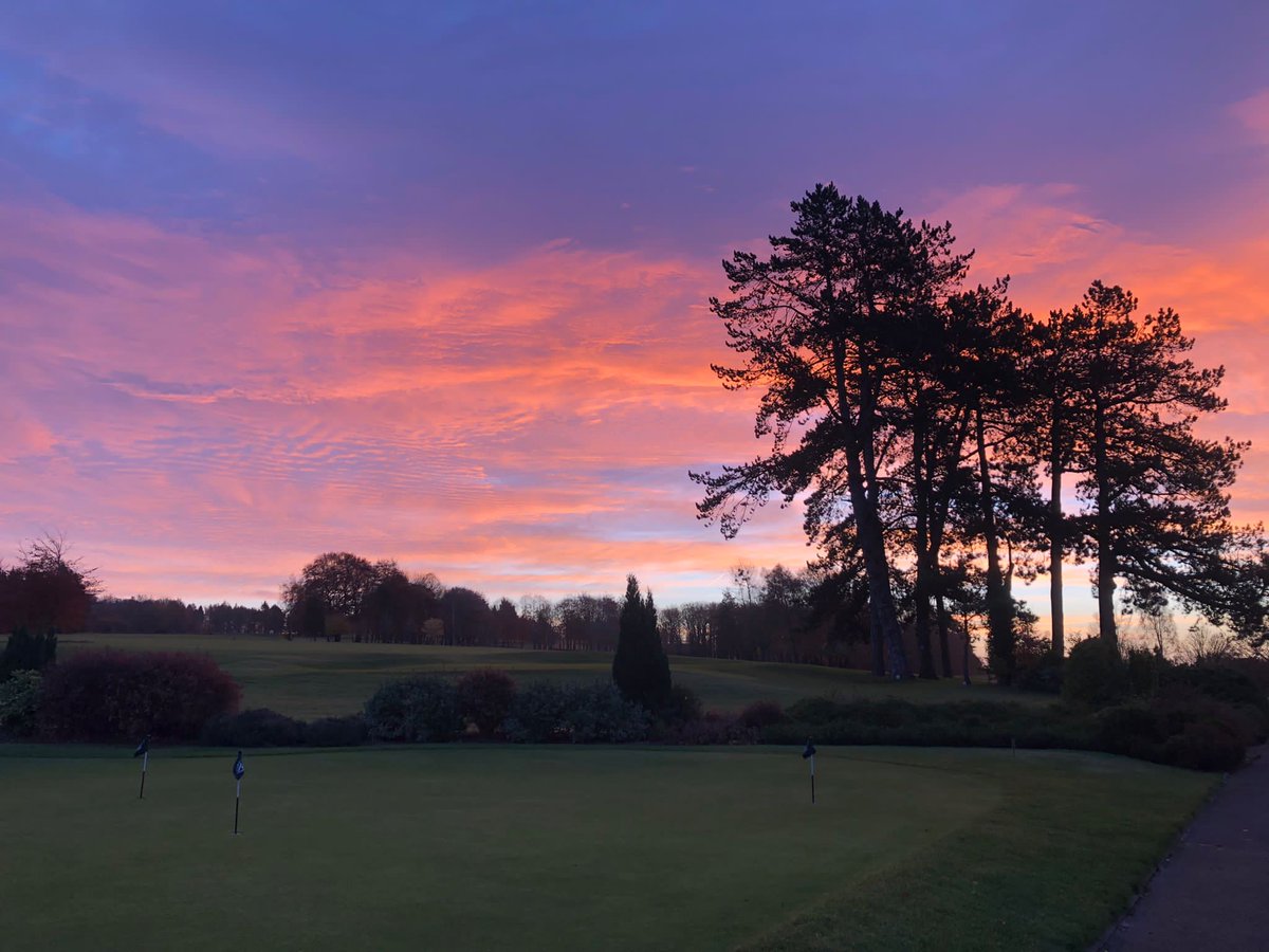 cotswoldhillsgc's tweet photo. @cotswoldhillsgc looks so beautiful on a fresh winters morning 🍂☀️
Thanks to the greens staff for taking these stunning pictures this week 🌅
#chgc #sunrise #wintergolf https://t.co/8jP01zDaWR