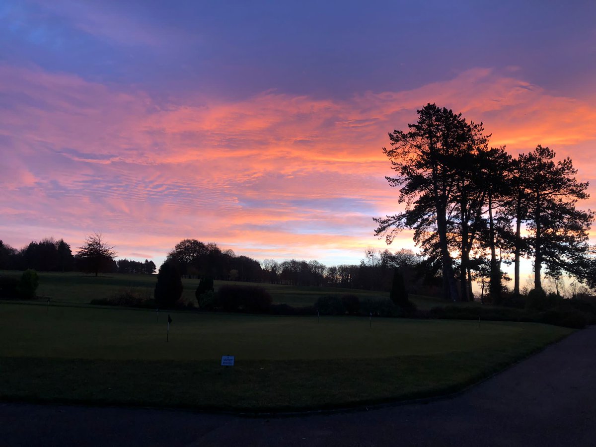 cotswoldhillsgc's tweet photo. @cotswoldhillsgc looks so beautiful on a fresh winters morning 🍂☀️
Thanks to the greens staff for taking these stunning pictures this week 🌅
#chgc #sunrise #wintergolf https://t.co/8jP01zDaWR