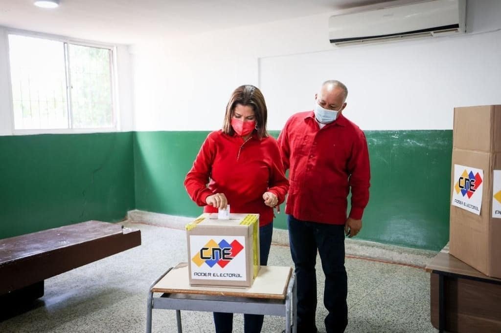 IMÁGENES 😍❤️

Momento en el que nuestro jefe, Primer Vicepresidente del @PartidoPSUV, @dcabellor y su esposa @Marlenycdc_ ejercieron su derecho al voto en Monagas. #PorChávezVotaPSUV

¡VOTAR PARA GANAR! 🇻🇪💪🏽

@NicolasMaduro
@rodbexa
@JuventudPSUV