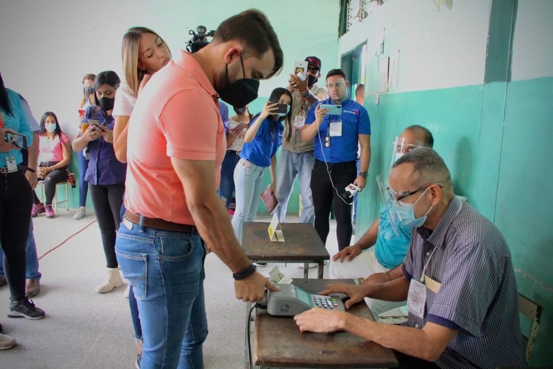 Hoy estamos ejerciendo nuestro compromiso con la Patria,muy contentos de verdad de ver el civismo en los centros electorales,este #21Nov los Aragueños y aragüeñas deciden por la elección de su preferencia hoy hay un solo ganador el Pueblo de Venezuela
#MegaElecciones2021