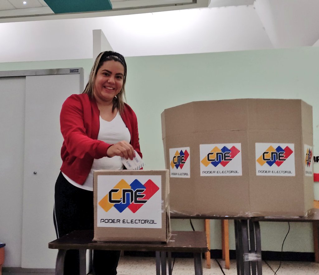 #EleccionesVe 🔴| 

👉 La candidata a concejal lista en el Mun. #Libertador por el <a href="/PCV_Venezuela/">Partido Comunista de Venezuela ☭</a> / #APR <a href="/JanohiRosas/">Janohi Rosas</a> ejerció su derecho al voto en la #UBV Chaguaramos en Caracas convocando al pueblo caraqueño a participar de forma conciente en estas #MegaElecciones2021.
