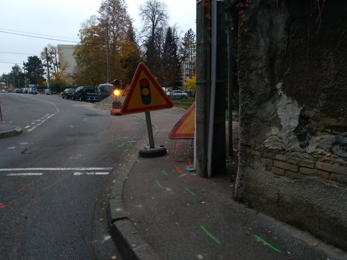 FredBienvenue's tweet image. Rue de la Glacière @villedoullins, l'entreprise #Serpollet réalise des travaux d'enfouissement des réseaux pour @SIGERLy_ Voilà le trottoir de l'école 🎒 : c'est un gruyère, tranchées recouvertes par des planches : ressaut de 8cm, passage d'à peine 70 cm, panneaux, graviers ...