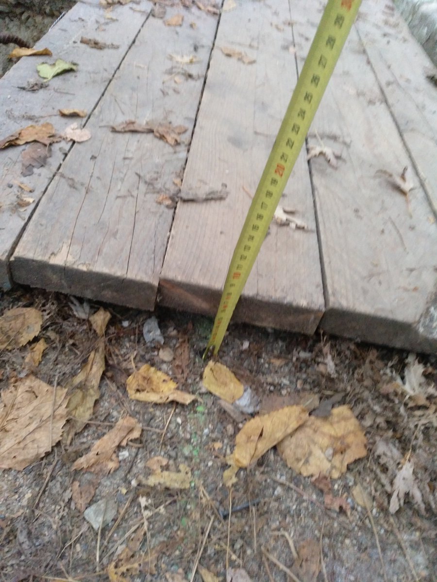 FredBienvenue's tweet image. Rue de la Glacière @villedoullins, l'entreprise #Serpollet réalise des travaux d'enfouissement des réseaux pour @SIGERLy_ Voilà le trottoir de l'école 🎒 : c'est un gruyère, tranchées recouvertes par des planches : ressaut de 8cm, passage d'à peine 70 cm, panneaux, graviers ...