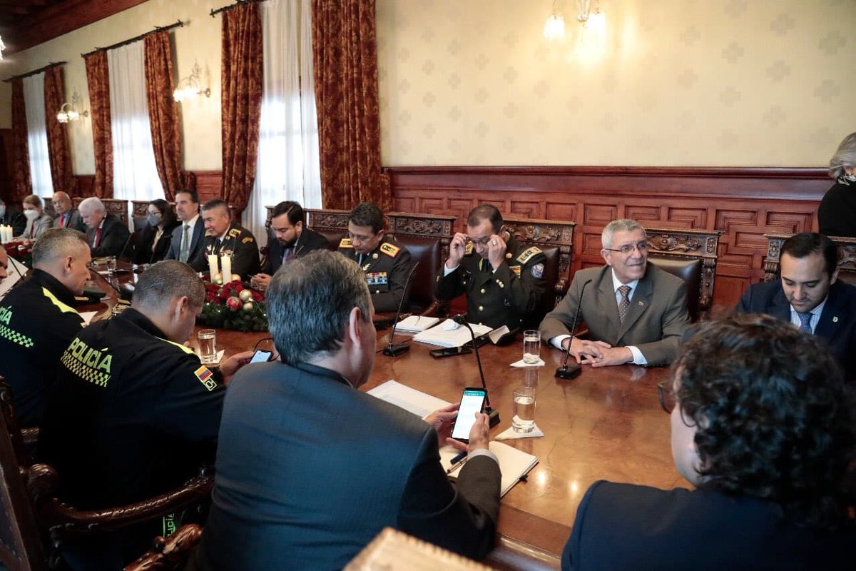 SNAI_Ec's tweet photo. 📍@FaustoCoboM3, director (e) del #SNAI participa junto al presidente @LassoGuillermo en reunión bilateral con el primer mandatario @IvanDuque. Colombia y Ecuador 🇨🇴🇪🇨 dialogan sobre estrategias de cooperación para fortalecer la seguridad en el sistema penitenciario. https://t.co/W8z4XbyaMK