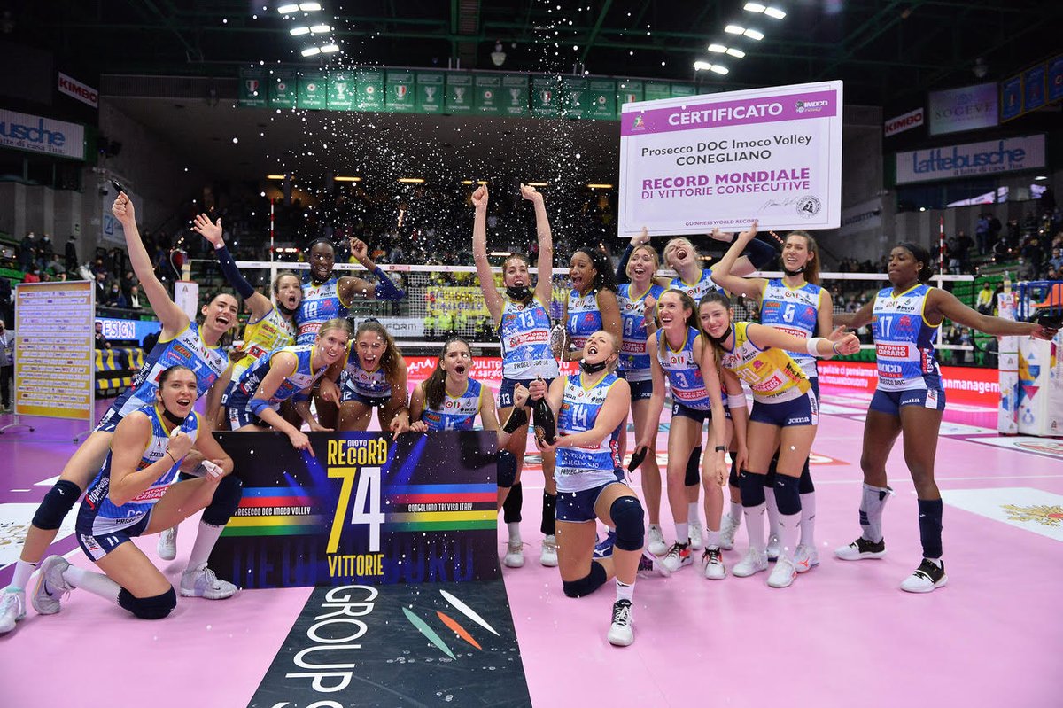ImocoVolley's tweet image. SIAMO LA STORIA!💛💙 🍾👑

#Imoco10 #SiamoTuttiPantere