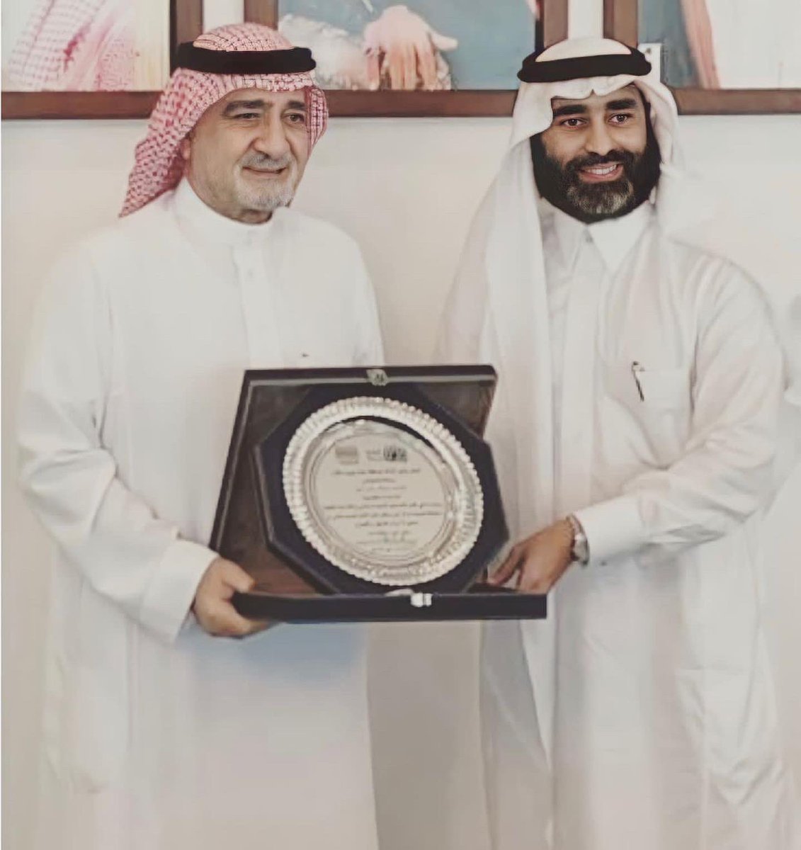 AMohannad85's tweet photo. كرم أمين محافظة جدة معالي الاستاذ/ صالح التركي  مكتب سعادة المهندس المهند عبدالله باشراحيل للاستشارات الهندسية إثر فوزه بتقديم التصميم الأمثل لمشروع (جدة دوم والمنطقة المحيطة)من خلال المبادرة التي طرحتها الأمانة بين عدد من المكاتب الهندسية https://t.co/tTIRhZwYuW