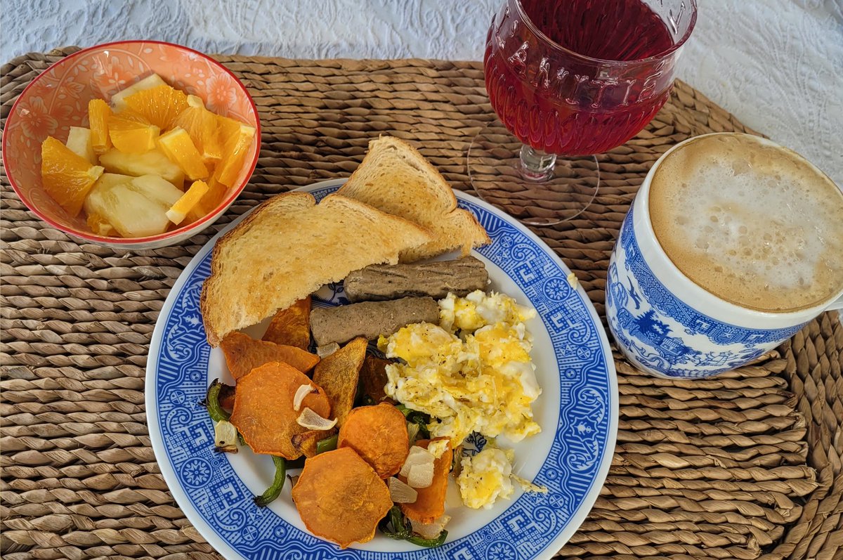 MrsMoCooks's tweet photo. 323 calories
Scrambled egg. Turkey sausage. Sweet potatoes with peppers and onions. Pineapple &oranges. Low calorie toast w light natural margarine. Diet cranberry juice. Sugar free toasted marshmallow almond milk latte. #breakfast #Foodie #weightloss #calories #countingcalories https://t.co/IBh49AakJu