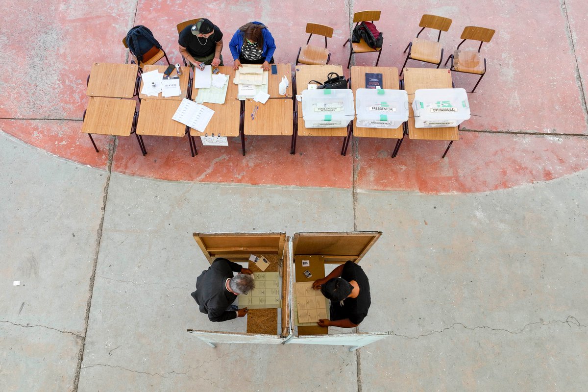 ListinDiario's tweet photo. #MundialesLD | Chile empieza a votar en la elección más incierta tras el fin de la dictadura
https://t.co/yhmbRCs6lo
#Chile #Votar #Elección #Dictadura #Incierta #ListínDiario https://t.co/tF3tgsl3mg
