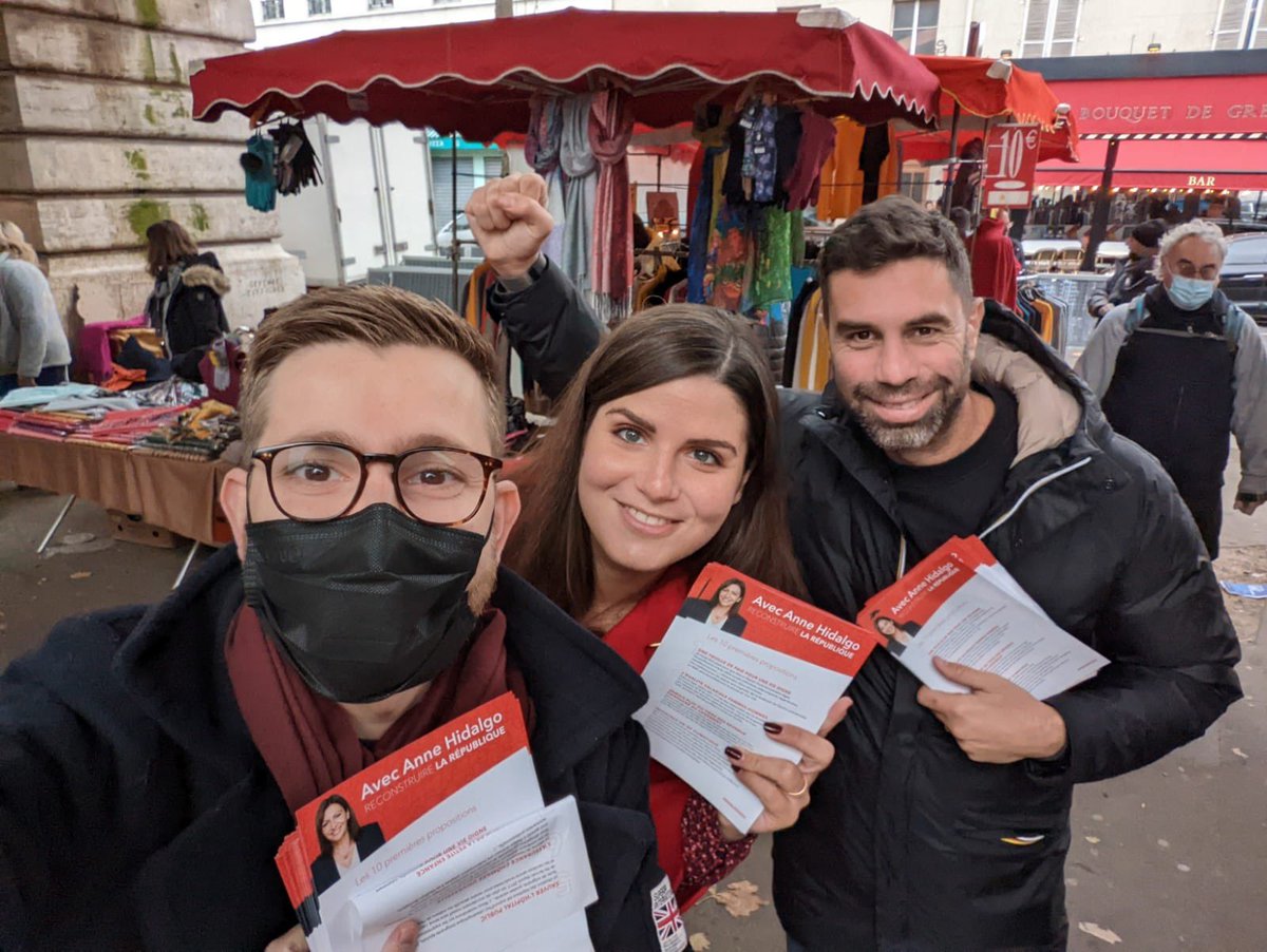 AnouchToranian's tweet photo. Comme tous les week-ends, mobilisés sur le terrain à #Paris15 à la rencontre des habitants pour présenter les 10 premières mesures d’@Anne_Hidalgo. 

Également à l’écoute de leurs idées, demandes et propositions pour la transformation de notre arrdt comme élue du 15e. https://t.co/r6xyPxgKfQ