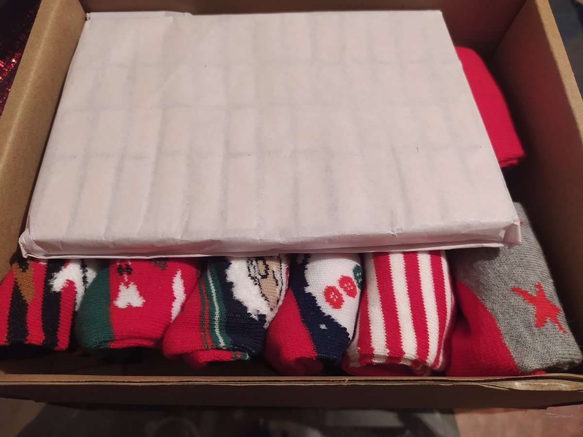 MariseValle's tweet photo. Y otra de #calendariosdeadviento. Éste es de calcetines y nunca había visto uno tan original... Lo compré en la liquidación de Navidad de @Aldi_es y este año los calcetines le van bien a Darío, así que a pensar qué detallitos pondré en cada uno... 🤔
#navidadafull #navideando https://t.co/WiLwkyPI82