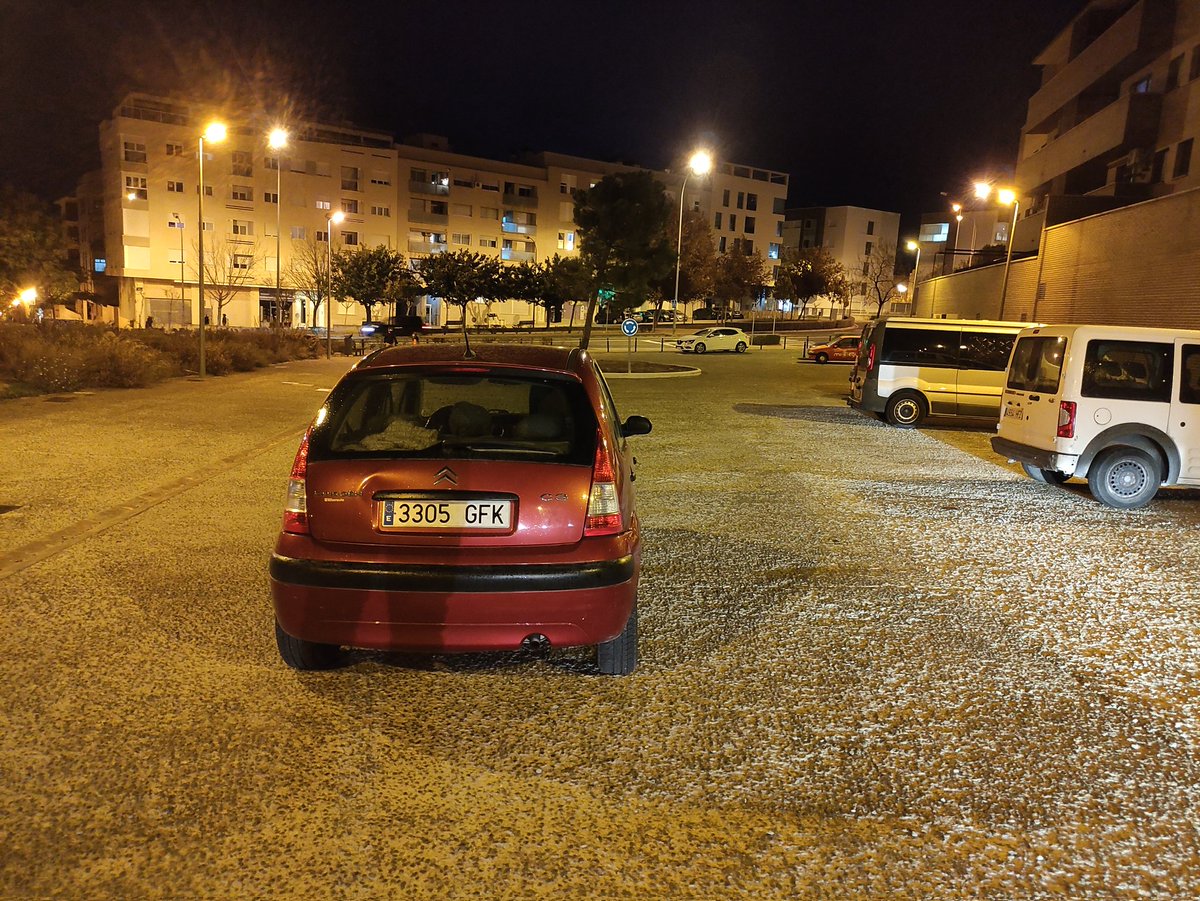ignaciocorella's tweet photo. @PMTudela  cada vez que juega el Tudelano. Calle Manuel Altolaguirre ahora. 3 coches así aparcados... Hace rato que ha acabado https://t.co/o0kgFCZjXk
