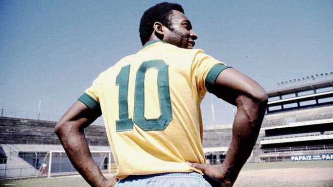 Lors de la Coupe du monde 1958, Pelé porte le n°10 et rend mythique ce numéro de maillot. Un numéro obtenu par hasard : le Brésil oublie d’attribuer un numéro à ses 22 joueurs pour la compétition. Un délégué de la FIFA donne les numéros au pif et Pelé reçoit le 10.