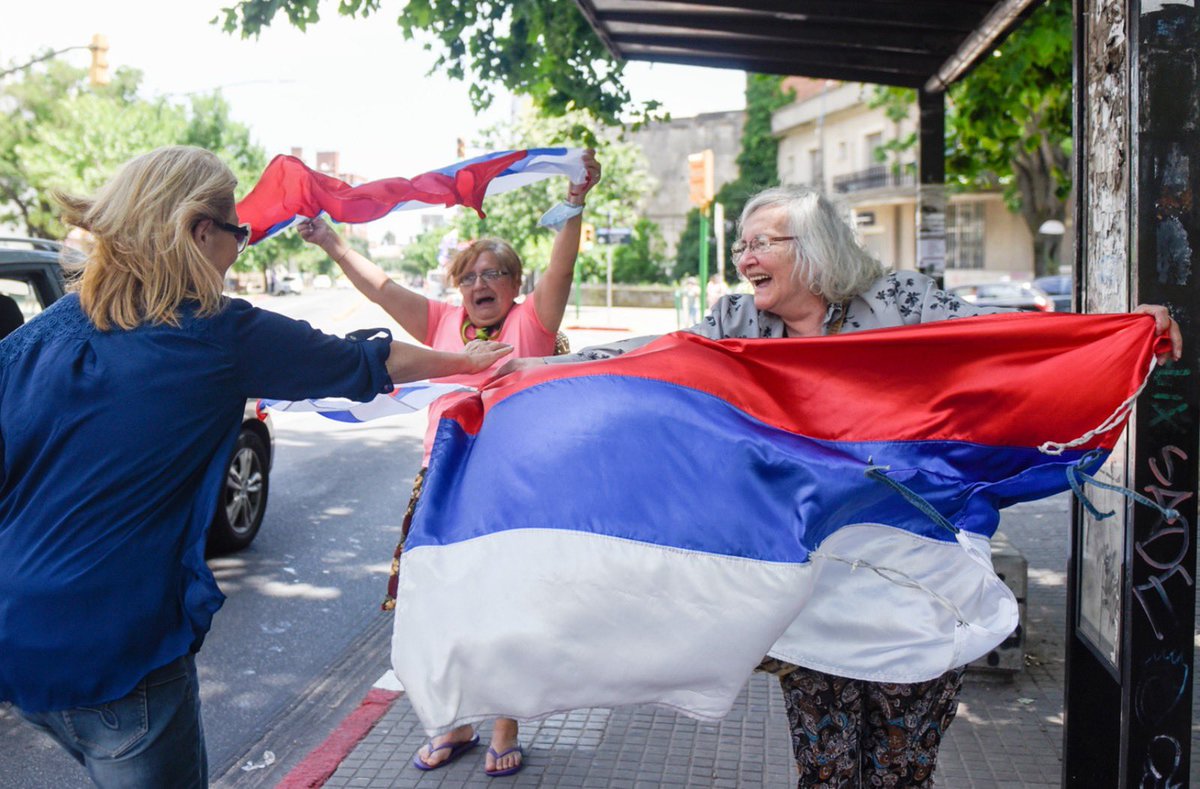 A poco de cumplirse un año del fallecimiento de Tabaré decenas de uruguayos y uruguayas le rindieron homenaje con una Marcha a Caballo desde el Palacio Legislativo hasta la Teja. Acá no se rinde nadie, seguiremos adelante.