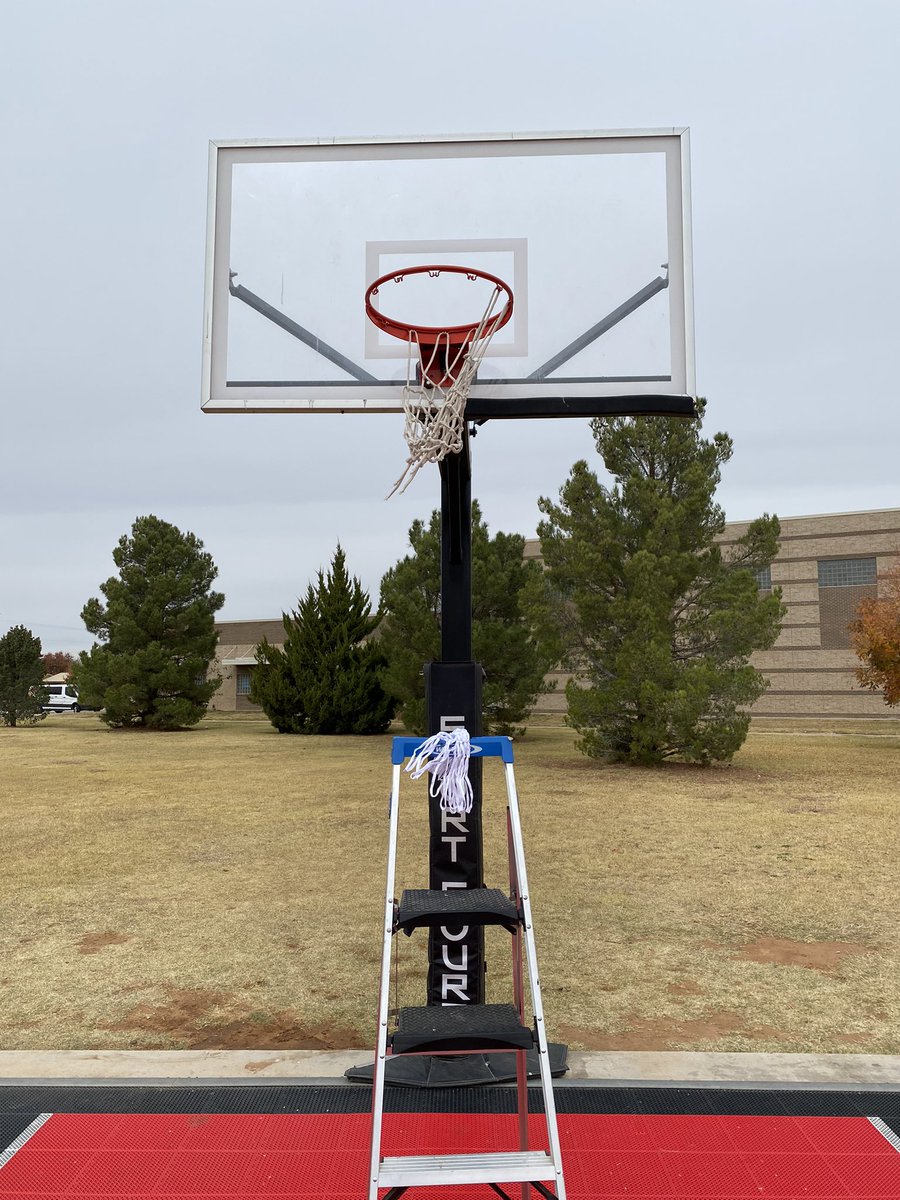adrianjloewen's tweet photo. Am I a hero for replacing the net at the @jarrettc08 court? 

I say yes. https://t.co/2cc1gwQDX7