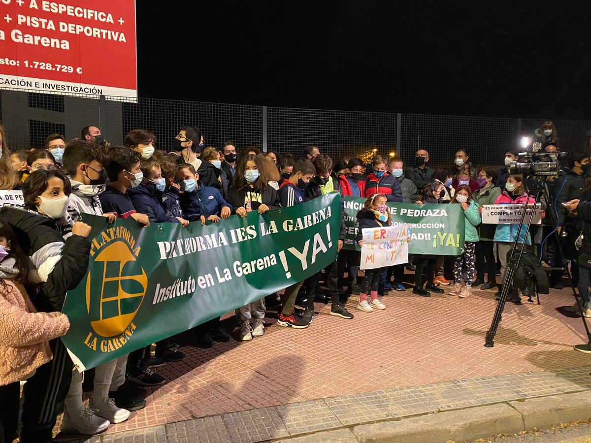 IU_Alcala's tweet photo. [#EducaciónPública] 💚

Estamos con el @AmpaFcaPedraza y las vecinas de La Garena exigiendo a la Comunidad de Madrid que se dote del presupuesto suficiente para terminar el Instituto antes del próximo curso.

¡La lucha es el único camino! 💪🏼 https://t.co/dgUpRXYhip
