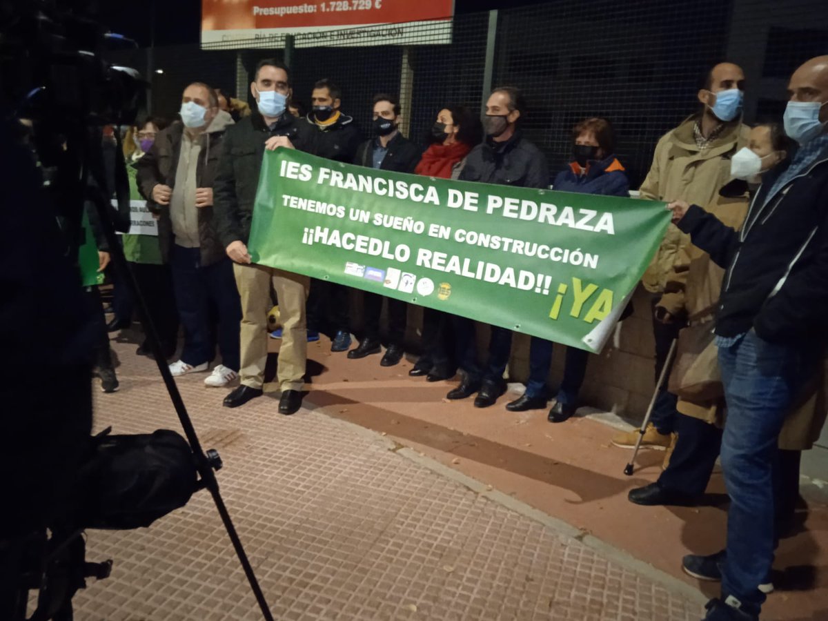 IU_Alcala's tweet photo. [#EducaciónPública] 💚

Estamos con el @AmpaFcaPedraza y las vecinas de La Garena exigiendo a la Comunidad de Madrid que se dote del presupuesto suficiente para terminar el Instituto antes del próximo curso.

¡La lucha es el único camino! 💪🏼 https://t.co/dgUpRXYhip