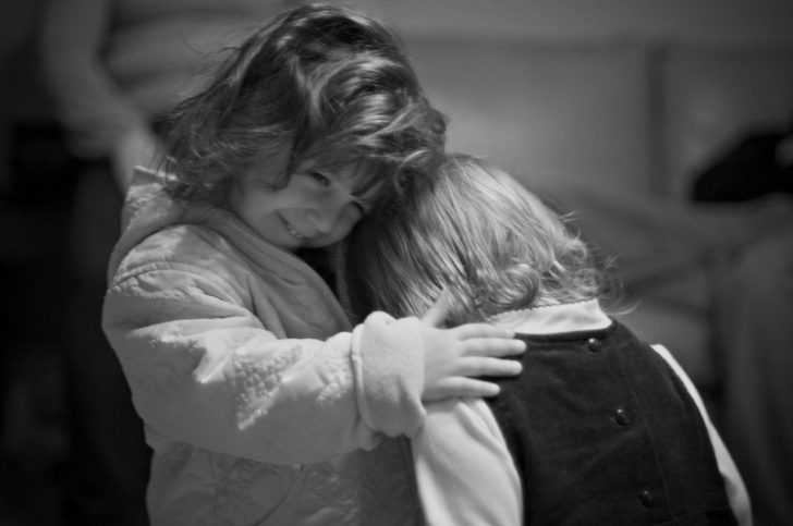 Влюбленные расстаются. Терять друзей. Парень грустит. Мужчина и женщина через стекло. Друзья теряются.